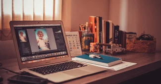 Bureau lumineux avec documents fiscaux imprimés et un ordinateur portable sur une table