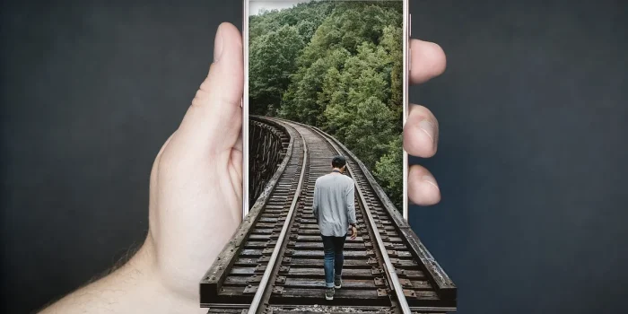 Mains tenant un smartphone affichant une application bancaire numérique