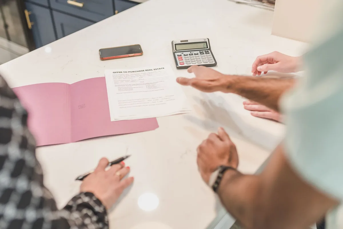 Documents de prêt et calculatrice sur un bureau