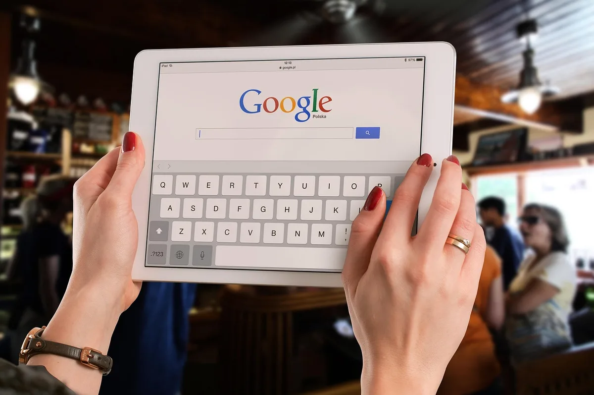 Interface d'outil de recherche inversée d'images montrant plusieurs résultats