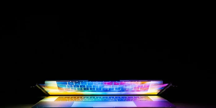 Mains anonymes tapant une recherche sur un clavier d'ordinateur avec résultats affichés à l'écran