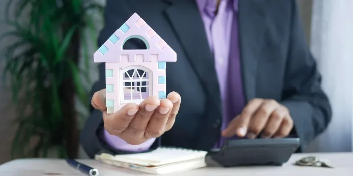 Avis d'imposition foncière avec documents et calculatrice sur un bureau