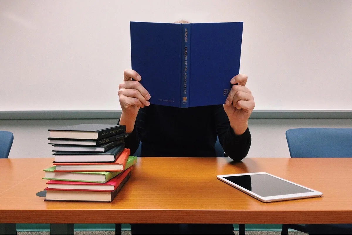 Élèves utilisant une tablette numérique en classe sous supervision d'un enseignant