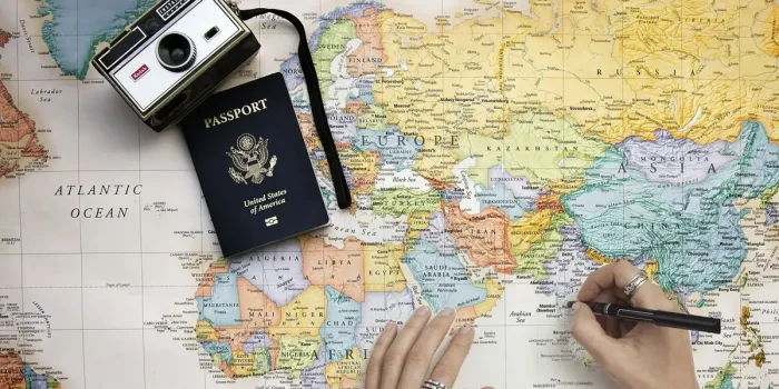 Deux cartes bancaires génériques posées sur une table de voyage à côté d'un passeport