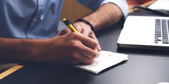 Table lumineuse avec ordinateur portable, notes et micro préparés pour un webinaire
