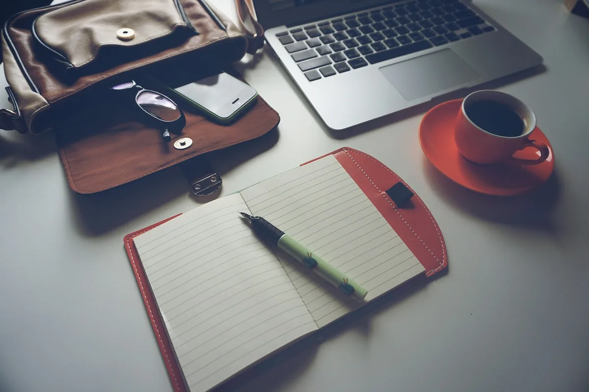 Smartphone posé sur un bureau montrant une application administrative floue