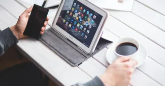 Bureau à domicile en plein jour avec smartphone et documents administratifs flous