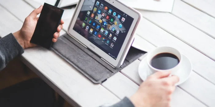 Bureau à domicile en plein jour avec smartphone et documents administratifs flous