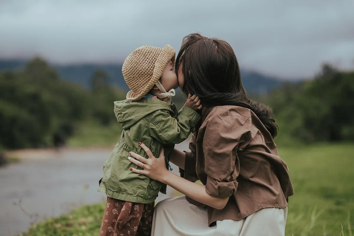Calendrier familial et mains discutant d'un arrangement de garde alternée