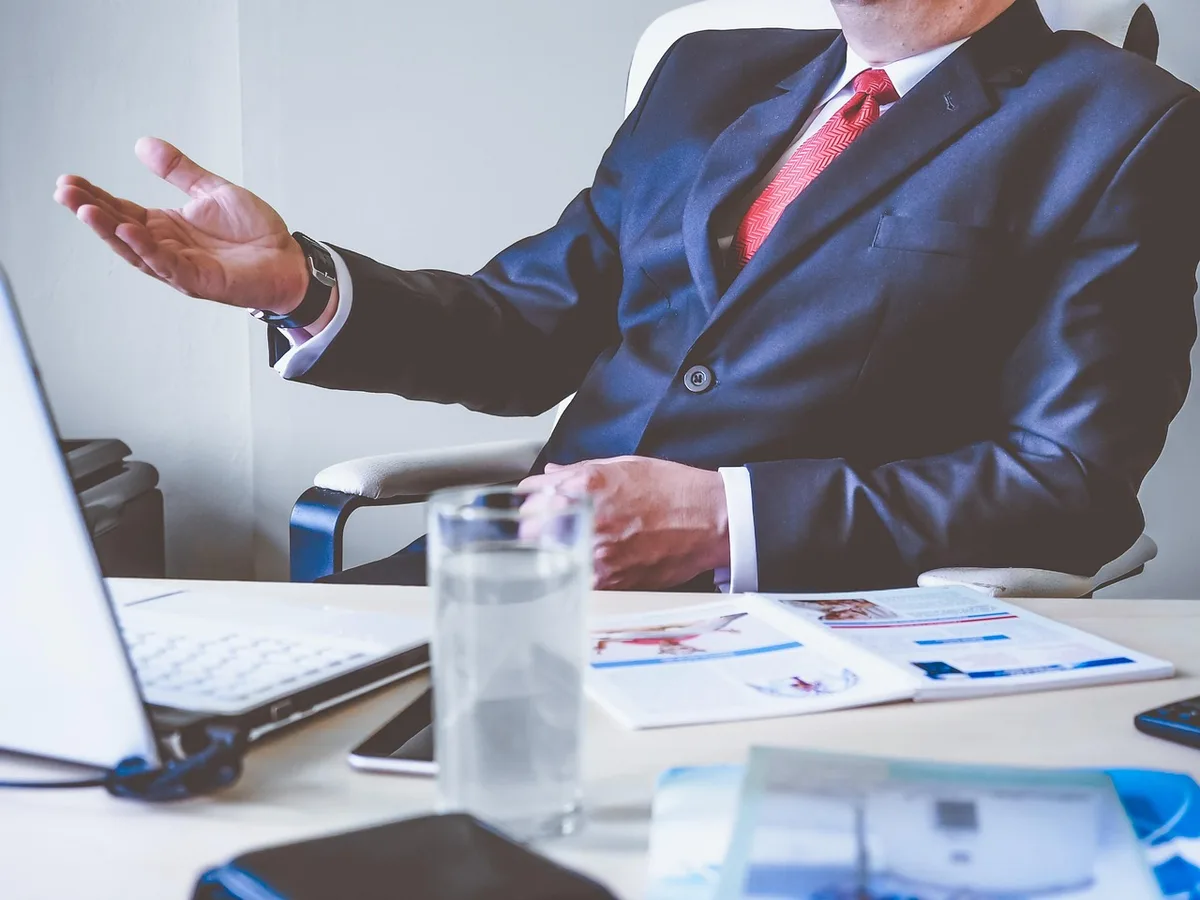 Devis imprimé sur un bureau avec des mains le montrant