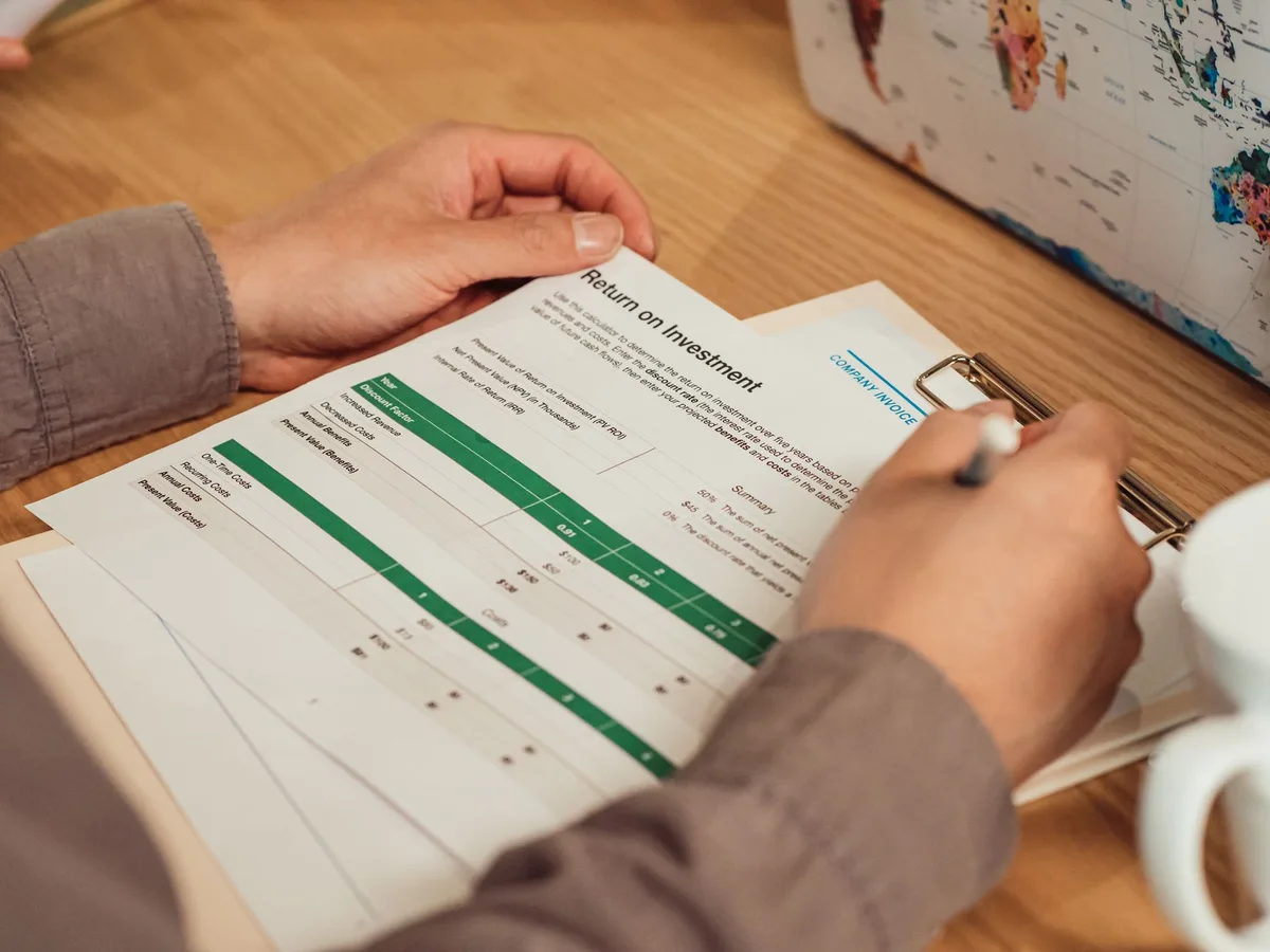 Documents d'objectifs (retraite, apport, transmission) posés sur un bureau avec un stylo