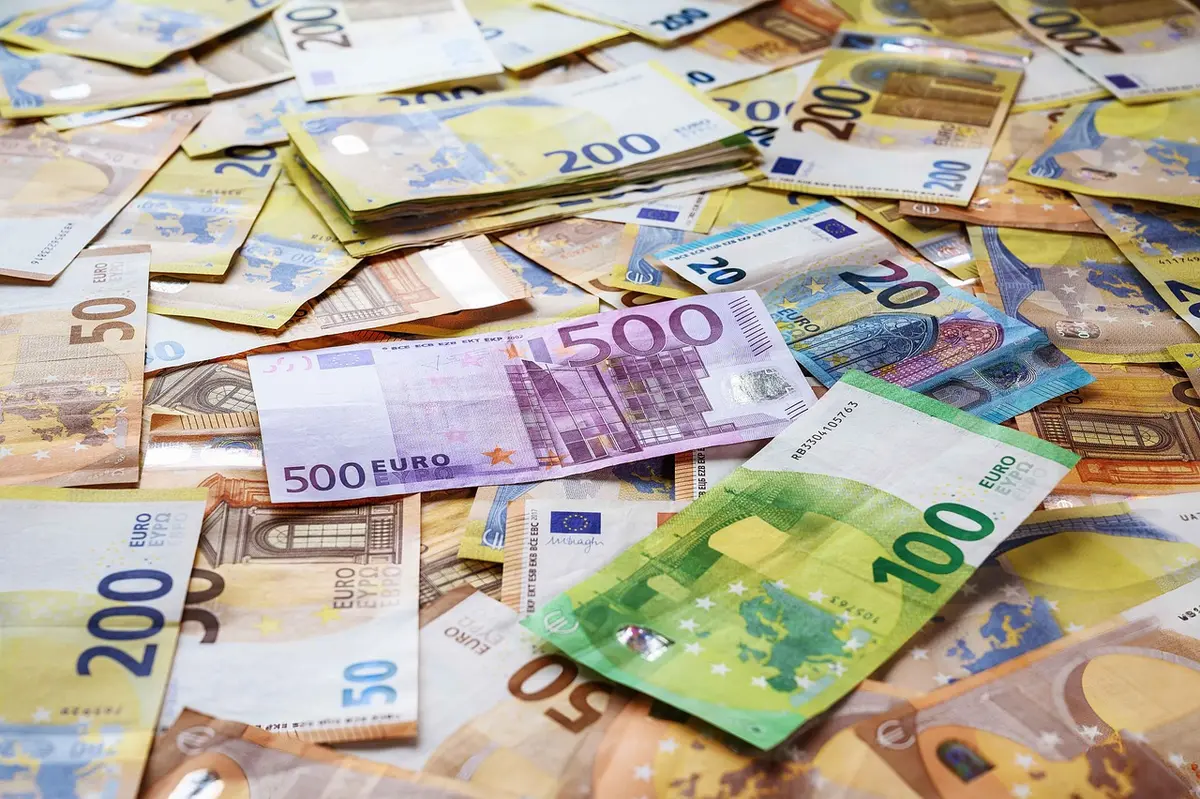Tableau de critères financiers sur un carnet posé sur un bureau ensoleillé