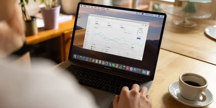 Contrat d'assurance-vie sur un bureau ensoleillé avec tablette affichant des graphiques