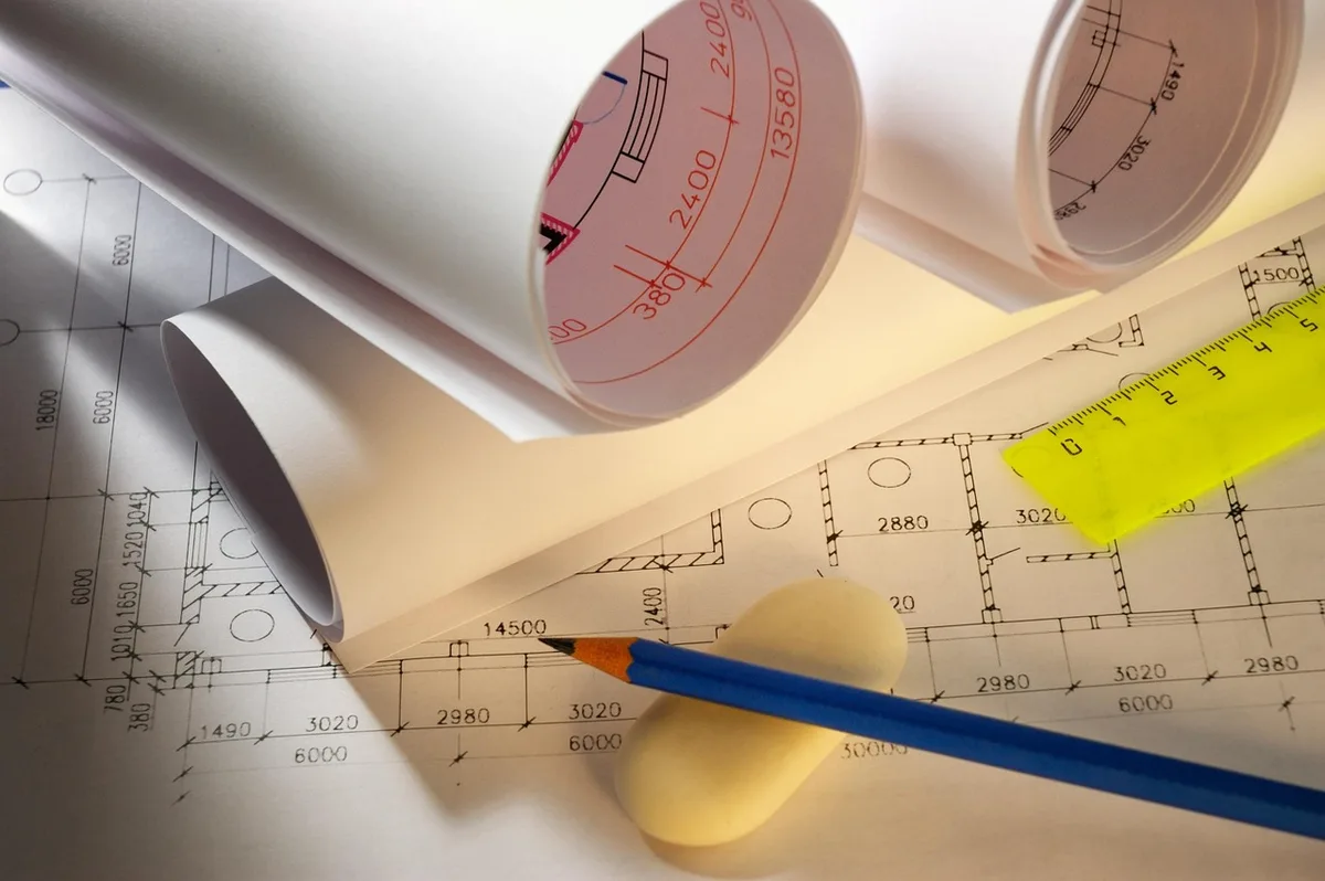 Dossier patrimonial synthétique posé sur une table avec notes et calendrier