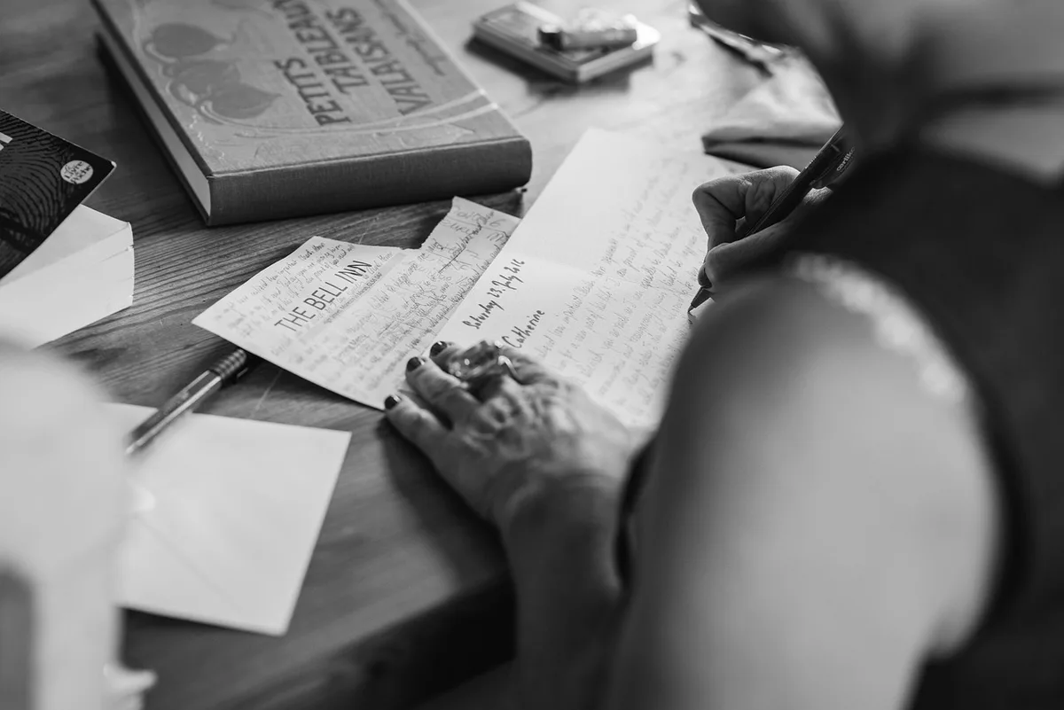 Pièces d'identité et relevés d'actifs organisés sur un bureau bien éclairé