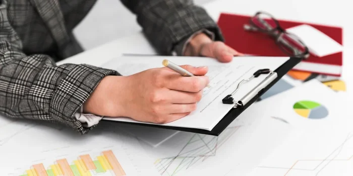 Intérieur lumineux d'une salle de réunion avec documents financiers et calculatrice sur la table