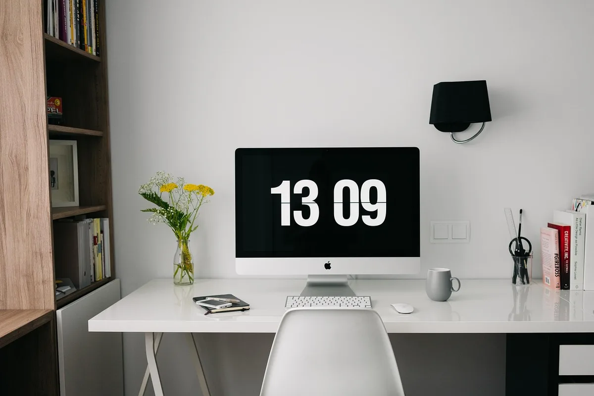Piles de factures et reçus organisés sur un bureau