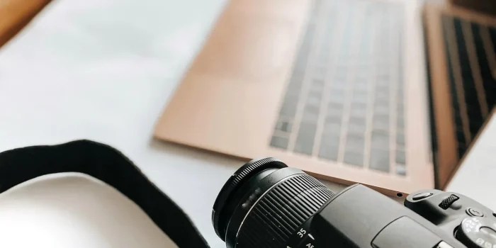 Bureau ensoleillé avec ordinateur portable et résultats de recherche imprimés