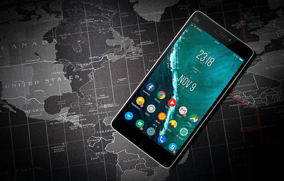 Mains configurant les permissions réseau d'une application sur un smartphone