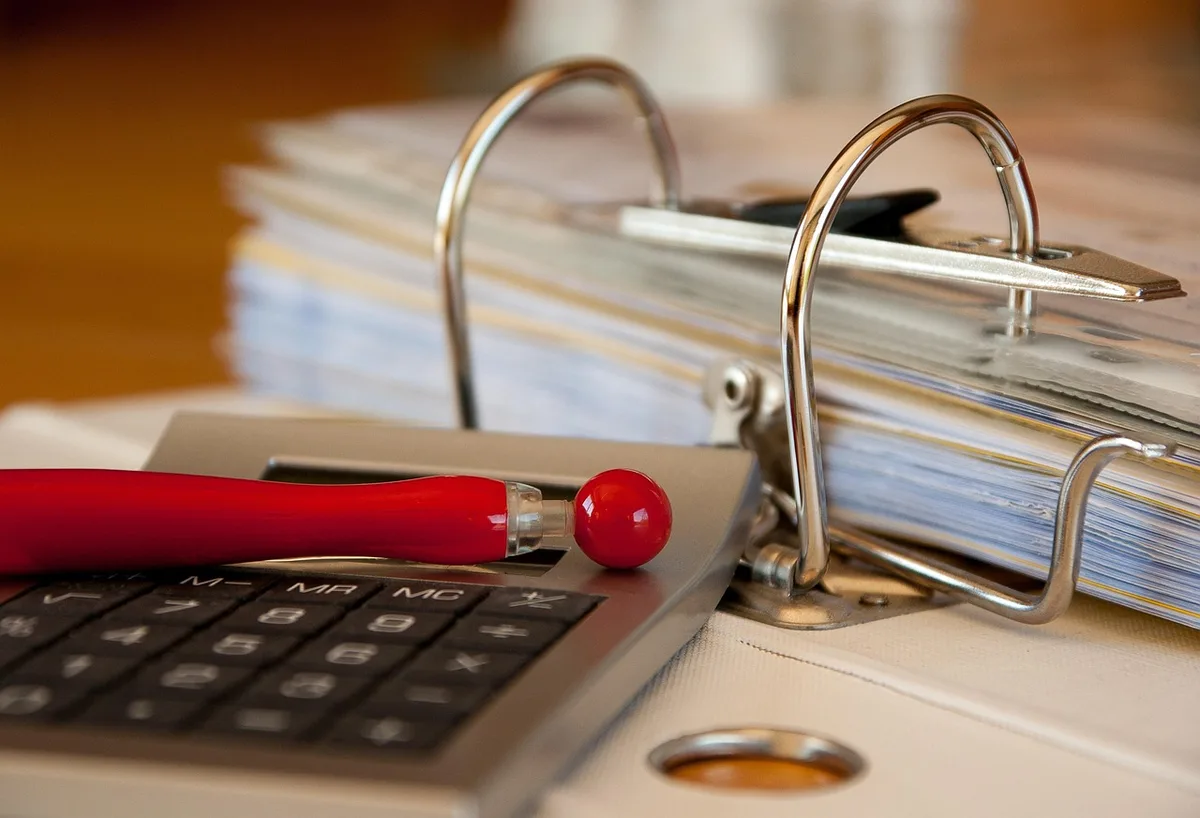 Dossier organisé avec bulletins de salaire et contrats prêts à être vérifiés