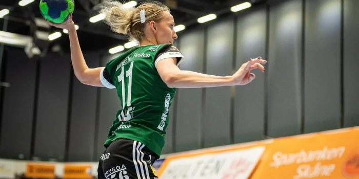 Bureau d'accueil d'un club sportif avec un questionnaire sur un clipboard et lumière du jour