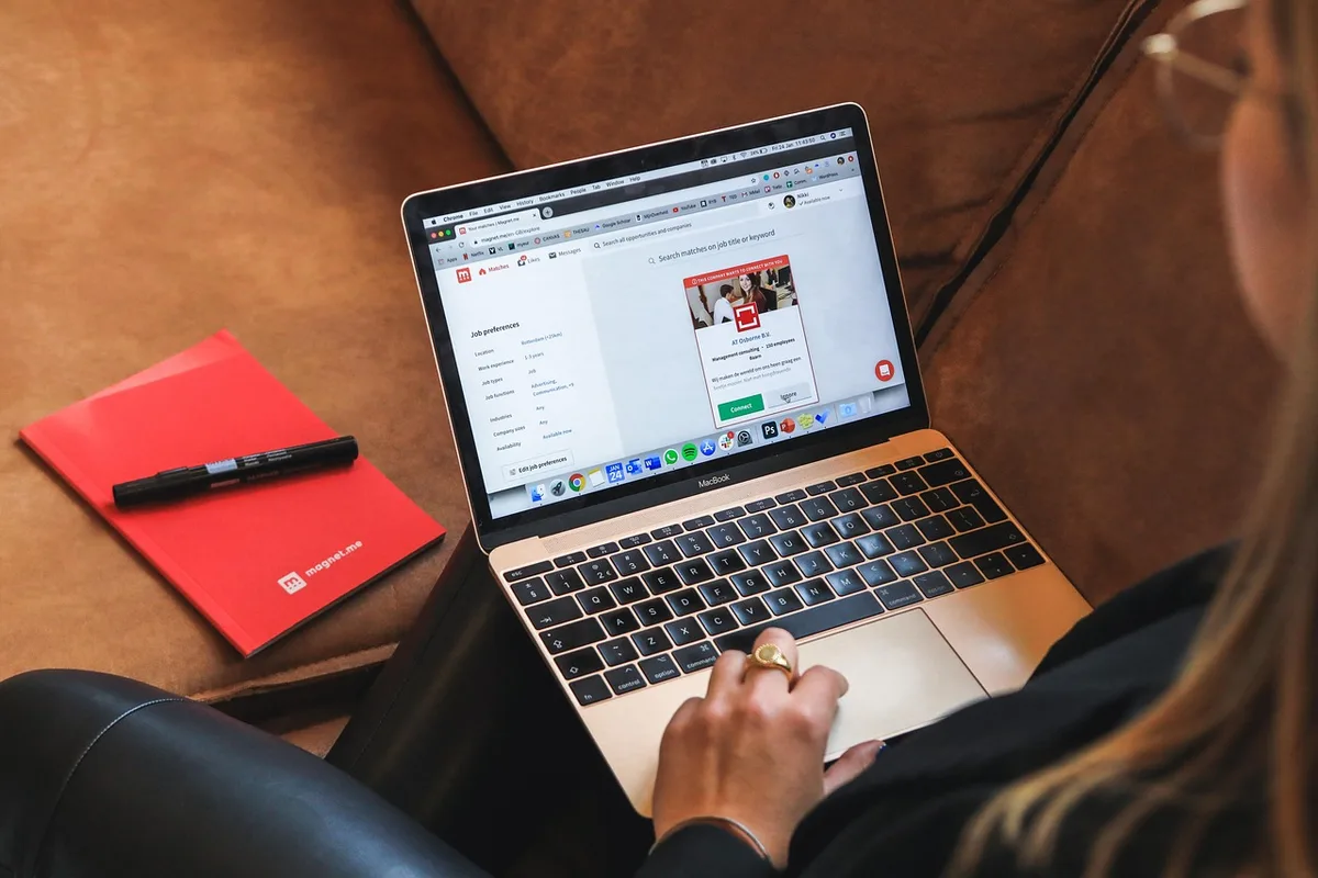 Écran d'ordinateur montrant l'ouverture d'un compte bancaire en ligne