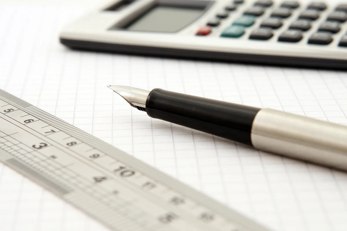 Bulletin de paie, calculatrice et notes de paie sur un bureau