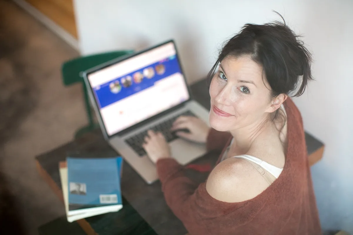 Personne consultante un ordinateur portable à la maison pour investir
