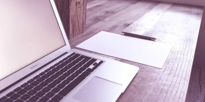 Bureau à domicile en plein jour avec ordinateur, notes et calculatrice