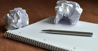 Bureau lumineux avec esquisses de logos et documents de dépôt de marque
