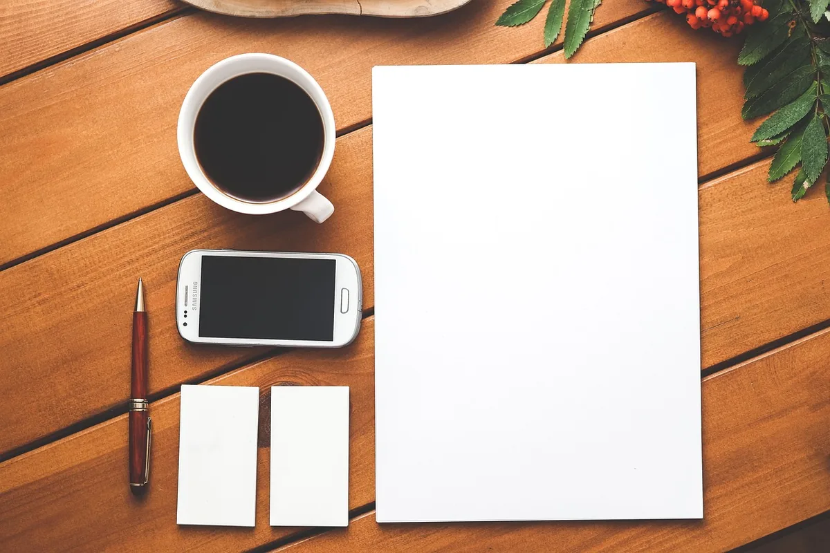 Cadeau posé sur une table lors d'une fête, contextes d'occasion