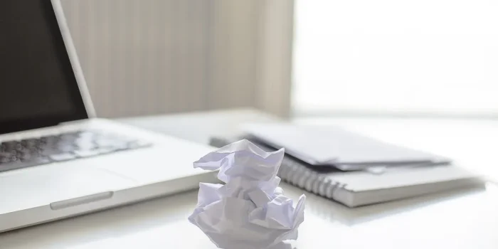 Bureau à domicile en pleine journée avec ordinateur et papiers fiscaux flous