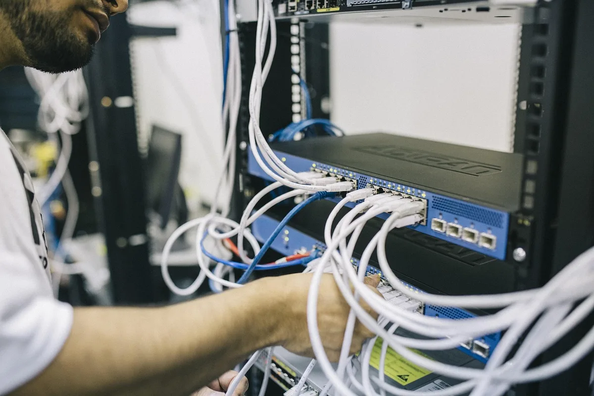 Armoire serveur et disques NVMe représentés dans un local technique lumineux
