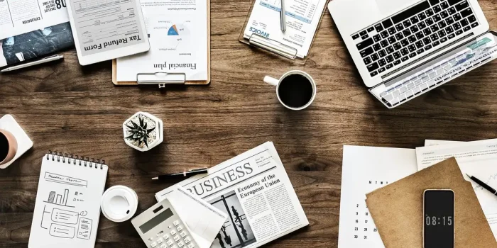 Bureau lumineux avec ordinateur affichant graphiques d'analytics et notes de configuration serveur