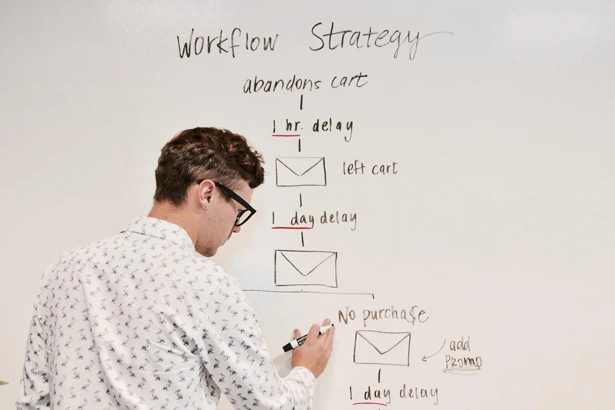 Personnes préparant un pitch avec documents et ordinateur portable