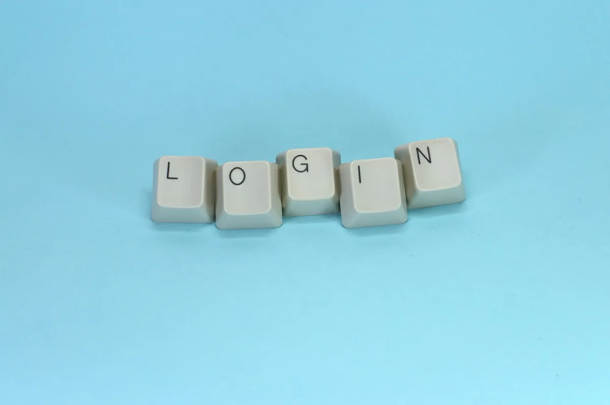 Clavier avec liste de mots de passe courants montrée en arrière-plan flou