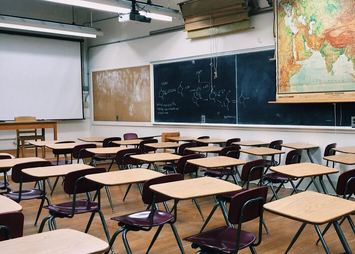 Chaise et tableau d'affichage en salle de classe, symbolisant des candidats sans affectation