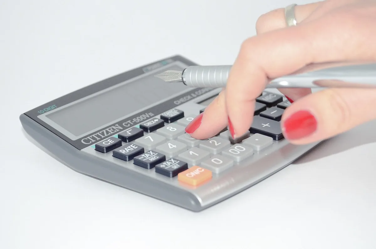Calculatrice posée sur des relevés et documents de frais