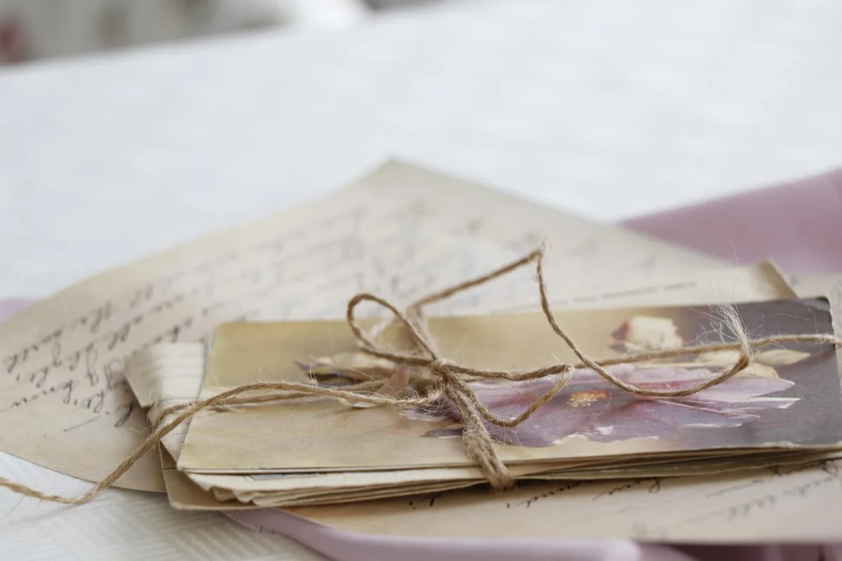 Lettre de refus de prêt déposée sur une table en plein jour