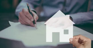 Dossier d'assurance habitation posé sur une table près d'une fenêtre en plein jour