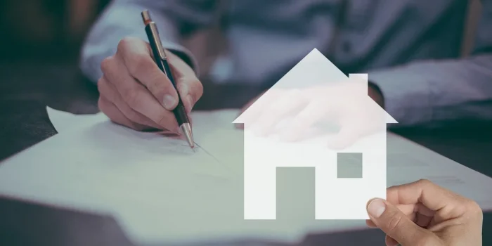Dossier d'assurance habitation posé sur une table près d'une fenêtre en plein jour