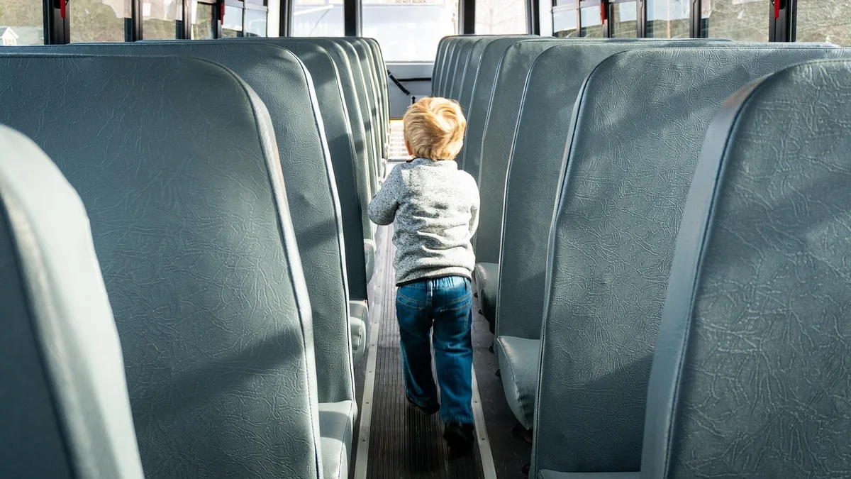 Couloir d'internat en journée avec portes de chambres et ambiance scolaire