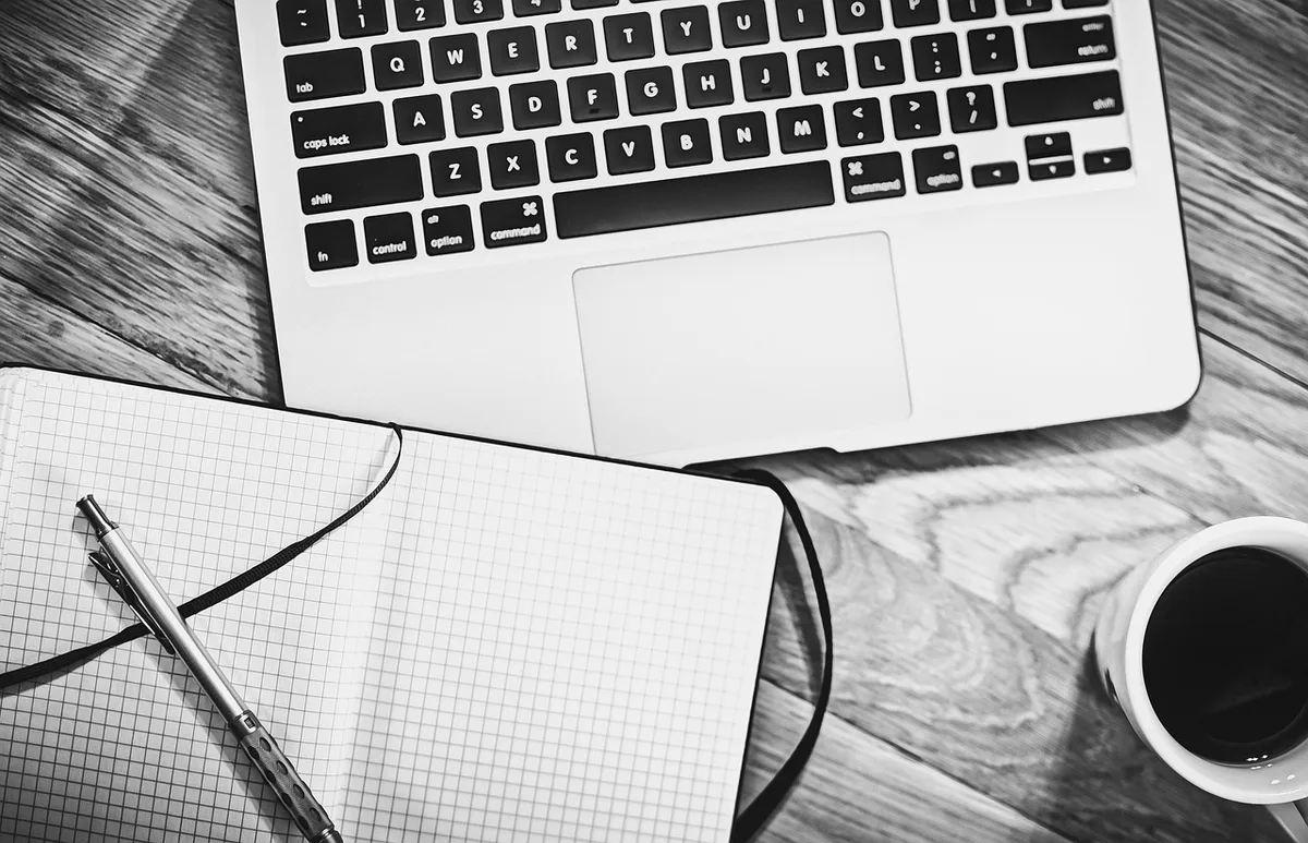 Tableau prévisionnel de trésorerie imprimé sur un bureau
