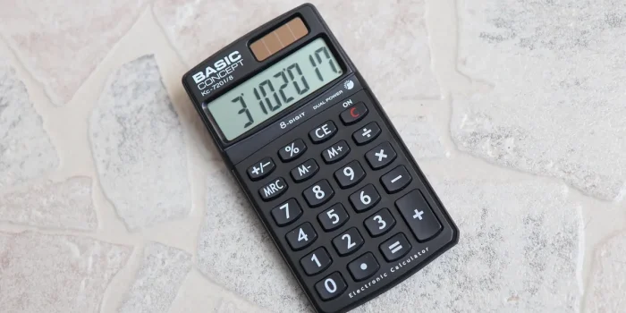 Bulletin de salaire et calculatrice sur un bureau ensoleillé