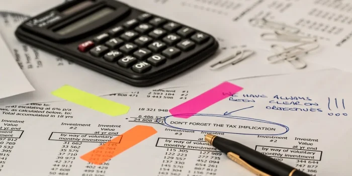 Feuille de budget et calculatrice sur un bureau lumineux