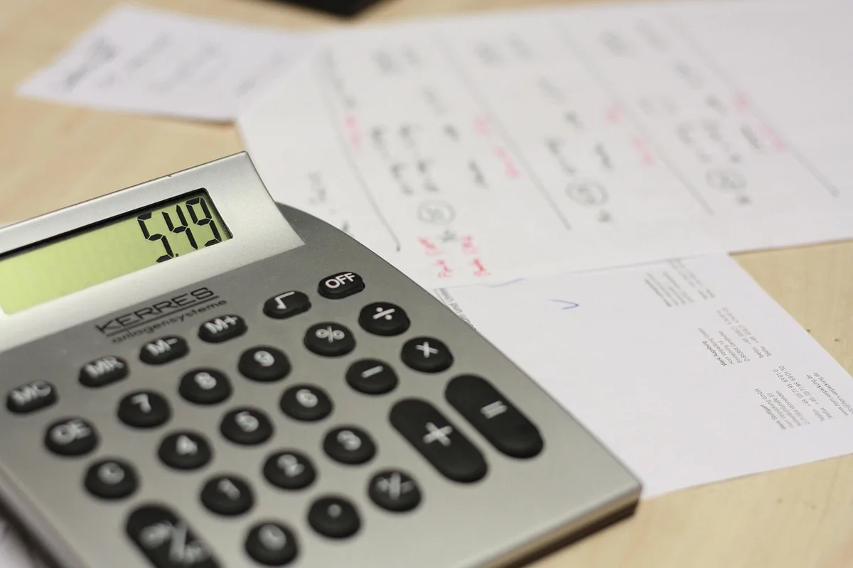 Calculatrice et feuille de calcul montrant coûts et prix de vente