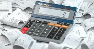 Bureau lumineux avec calculatrice et feuille de calcul pour calculer une marge
