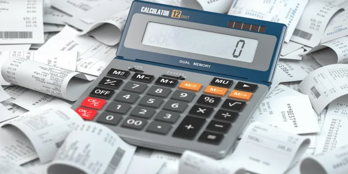 Bureau lumineux avec calculatrice et feuille de calcul pour calculer une marge