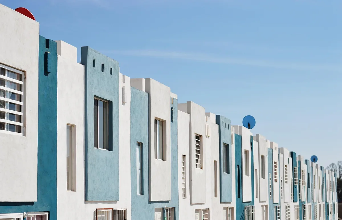 Porte d'un logement inoccupé avec boîte aux lettres vide