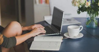 Coin bureau à domicile en plein jour avec contrat et ordinateur portable